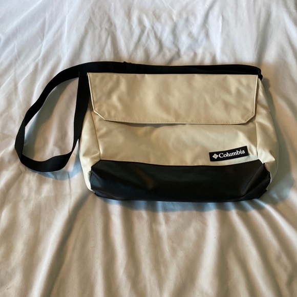 Columbia Handbags - Columbia Convey 8 L side bag